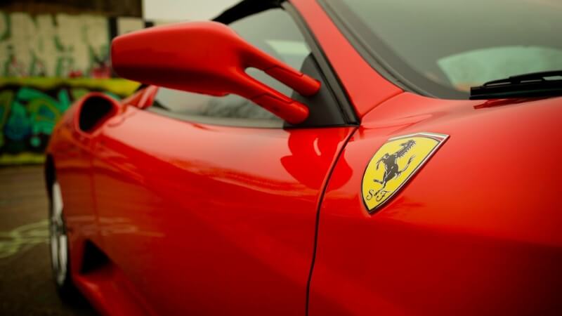 Ferrari annuncia numeri da capogiro: guadagni e previsioni per il 2025